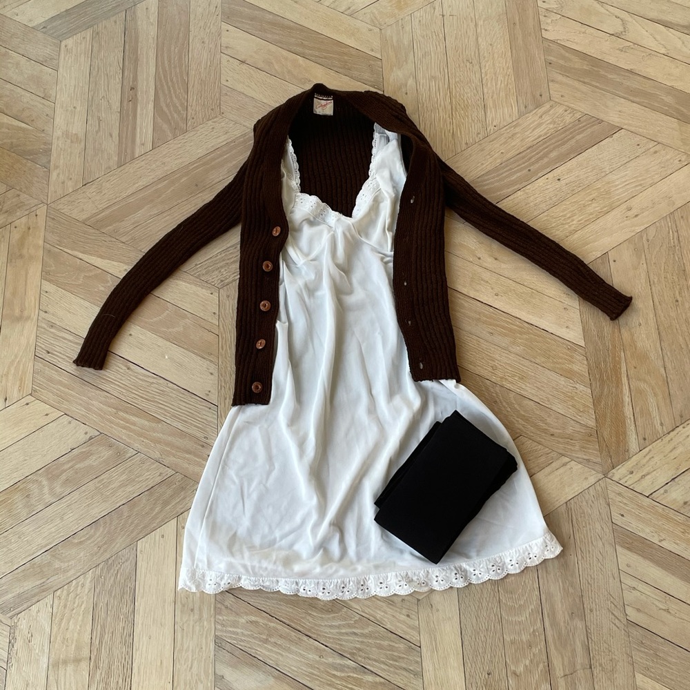 The vintage love bundle 🧸🤎🗝🥀🪶🧳🧺